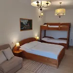 Bivanje na kmetiji Tourist Farm Pri Andrejevih *